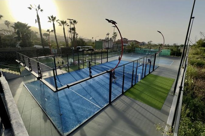 A padel court at Club Las Arenas Pádel y Pickle Ball