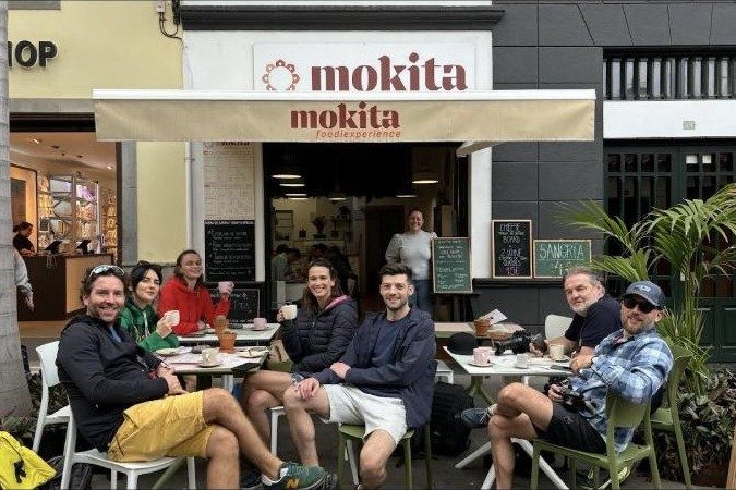 Guests at an outdoor table at Mokita Foodiexperience